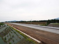 道路として完成した片側一部区間(手前が未開通)