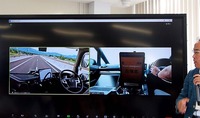 ユースケース1:コネクテッド車のモニターには「故障車あり」の情報が表示され、先行車が車線移動することが表示されている