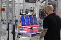 ダイムラートラックとボルボグループの合弁のセルセントリックが燃料電池システムの試験生産をドイツで開始