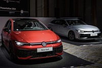 VWゴルフ改良新型(向かって左)とVWパサート新型