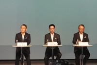 記者会見をする(左から)南真介社長、上田謙執行役員、斉藤博執行役員