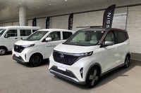 自動車用自己放射冷却塗装（向かって左）と通常塗装