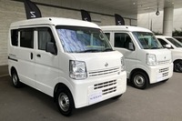 自動車用自己放射冷却塗装（向かって左）と通常塗装