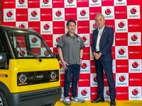 KGモーターズの楠一成代表取締役CEO(向かってひだり)と損害保険ジャパン広島支店の穴山将広支店長