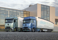 ダイムラートラックのメルセデスベンツ『eActros 600』(右)と『Actros L』