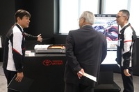 出発式にはバッテリーの実物を展示し、技術や品質へのこだわりを紹介するパネルなどを設置