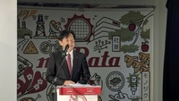 2024年10月4日カーンの工場で行ったセレモニーで挨拶をする村田製作所の中島規巨社長
