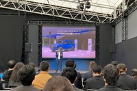 メルセデスベンツG580発表会でプレゼンする、本国メルセデスベンツのGクラス商品企画責任者、トニ・メンテレ氏(10月23日)