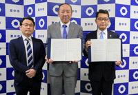 左から、北摂葬祭業協同組合上村威副理事長、岩本元彦理事長、長内繁樹豊中市長