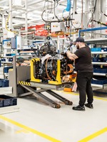 メルセデスベンツの新型電動トラック『eActros 600』向け「フロントボックス」生産開始