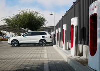 ボルボカーズのEVが北米でテスラのスーパーチャージャーで充電可能に