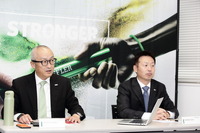 シェフラージャパン 代表取締役 CEO 田中昌一氏(左)と、自動車事業部E-モビリティディビジョン バイスプレジデント 齋藤岳士氏(右)