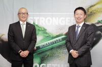 シェフラージャパン 代表取締役 CEO 田中昌一氏(左)と、自動車事業部E-モビリティディビジョン バイスプレジデント 齋藤岳士氏(右)