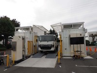 バッテリーパックの交換作業が終わるとコンテナのシャッターが閉まり、これですべてが完了する