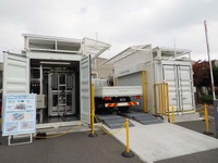 左右のコンテナにはバッテリーパックを収納。屋根にはソーラーパネルを設置してシステム用電源として使う