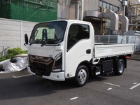 ステーションのそばにはバッテリーパック2個を装備したエルフEVのプロトタイプもあった