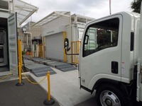 ステーション内に入っていくエルフEVのプロトタイプ