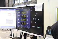 ベルエナジーの電源車「MESTA Gen」から取り出した電力で、溶接ロボットを動かすデモ