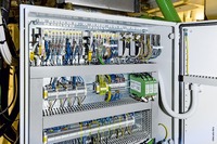 高精度計測ターミナルのELM3xxxシリーズが格納された制御盤。コンパクトで高性能な計測技術により省スペースなデータロギングが実現