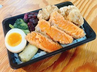 むら川:サーモンのレアカツ海苔弁当(1200円)