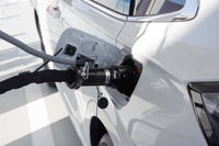 水素ステーションで水素を充填するホンダ CR-V e:FCEV