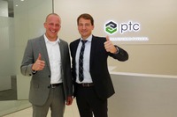 PTCシニア バイスプレジデントのクリストフ・ブラウクレ氏(右)と、PTC戦略&オペラ-ション担当の副社長 ヴォルフガング・シュテルツレ氏