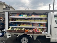 トヨタ・コニック・プロが開発した「このまち市場専用車両」を使用した移動スーパーの実証実験