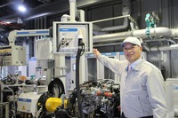 ラボやテストベンチでの利用デモ。奥の大きな筐体はラボスペックの計測器。これと同じ機能が小さい箱に集約されている