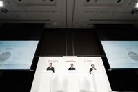 向かって左から日産自動車の内田社長、ホンダの三部社長、三菱自動車の加藤社長(12月23日)
