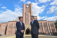 片山会長(向かって左)と藤井総長