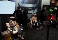 VRを使い、来場者は大型トラックの運転席に座った感覚でテレワイドカメラの効果を体験できた