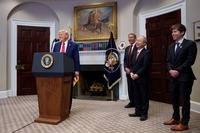 トランプ大統領(向かって左から2人目)の記者会見。向かって右から2人目がソフトバンクグループの孫正義会長兼社長