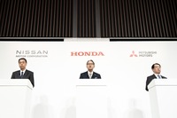 向かって左から日産自動車の内田社長、ホンダの三部社長、三菱自動車の加藤社長(12月23日)