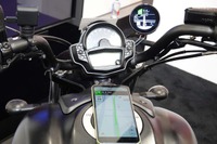 二輪車にナビ用ディスプレイやドライブレコーダーを装着したデモカー