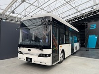 中型EVバス『J7』もお披露目