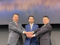 (左から)BYDオートジャパン 東福寺厚樹 社長、ビーワイディージャパン 劉 学亮 社長、ビーワイディージャパン 石井澄人 執行役員副社長