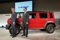 向かって左から鈴木俊宏代表取締役社長、佐々木貴光チーフエンジニア、玉越義猛日本営業本部長