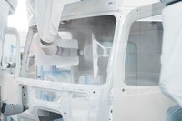 メルセデスベンツがドイツ・ヴェルト工場のトラックキャブ塗装工程を革新的かつ環境に配慮したプロセスへと段階的に移行