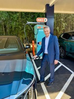 GMなど自動車メーカー8社が出資する「IONNA」が初の充電ステーション「リチャージェリー」を米国にオープン