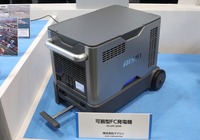 アイシンの可搬型FC発電機(コンセプトモデル)。空冷式で小型&コストダウンを実現。水素供給、水素タンクは別