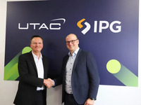 IPG AutomotiveののSteffen Schmidt社長兼CEO(右)とUTACのVP Strategy & ExpertであるLaurent Midrier氏(左)がパリで会談