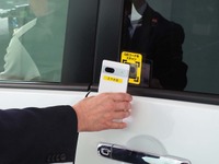 アプリ上で表示されたQRコードを車両側にかざすとドアが開く