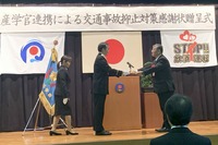 受賞の様子(左側:沖縄県警察本部の小堀龍一郎本部長、右側:トヨタ・モビリティ基金の松田進理事)