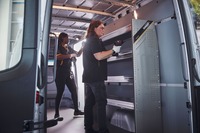 メルセデスベンツが商用車のカスタマイズ手続きを効率化し米国のディーラーで注文可能に