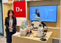 各部が活動内容を展示するスペース「D+」。生成AIロボットの「Jullie(ジュリー)」がデモを披露