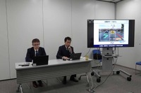 広幅ナノ積層フィルム「PICASUS VT」記者説明会。左が東レ フィルム研究所所長の長田俊一氏、右がフィルム研究所 主任研究員の宇都孝行氏