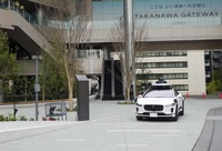 高輪ゲートウェイ駅構内を走行するウェイモの自動運転車両