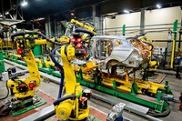 アフトワズが、ラーダブランドの新型車『イスクラ』の生産に向けて最新のロボット技術を導入