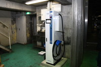 整備場にあるCHAdeMO充電器