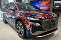 蜷川実花とのコラボデザイン、Q4 e-tronのラッピングカー